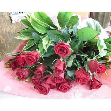 赤いバラ１５本とグリーンの花束