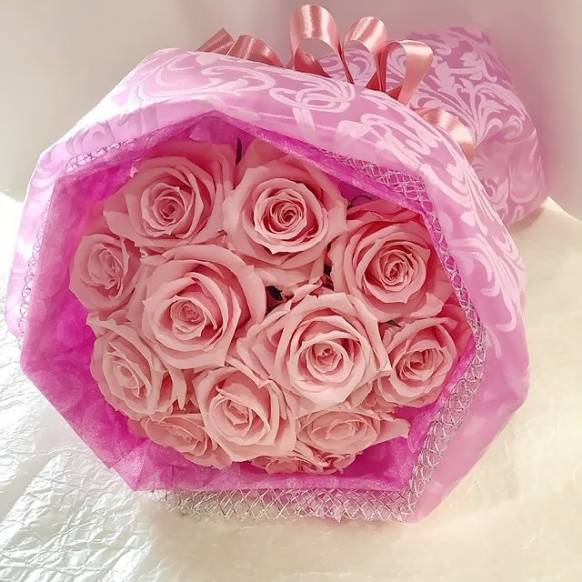 プリザーブドフラワー　プロポーズにプリザーブドフラワーのピンクのバラ１２本の花束　ケース付き