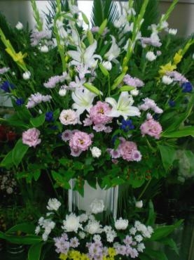 通夜、告別式の葬儀のスタンド花。お届け完了しました。《前橋の花屋》｜「はなせん」　（群馬県前橋市の花キューピット加盟店 花屋）のブログ