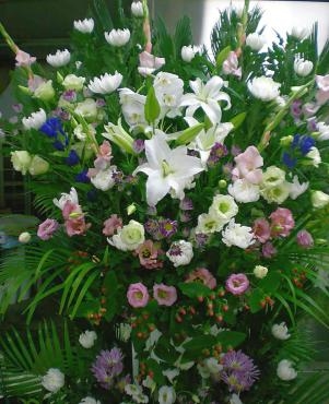葬儀スタンド花。お届け完了しました。《前橋市の花屋》｜「はなせん」　（群馬県前橋市の花キューピット加盟店 花屋）のブログ