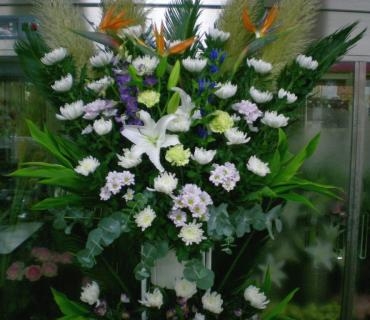 告別式のスタンド花。お届け完了しました。《前橋市の花屋》｜「はなせん」　（群馬県前橋市の花キューピット加盟店 花屋）のブログ