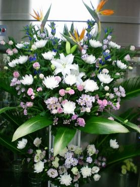 葬儀にスタンド花。お届け完了しました。　《前橋市の花屋》｜「はなせん」　（群馬県前橋市の花キューピット加盟店 花屋）のブログ