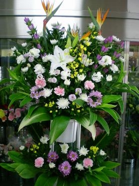 前橋市斎場での葬儀スタンド花。お届け完了しました。《前橋市の花屋》｜「はなせん」　（群馬県前橋市の花キューピット加盟店 花屋）のブログ