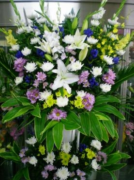 葬儀のスタンド花。お届け完了しました。《前橋市の花屋》｜「はなせん」　（群馬県前橋市の花キューピット加盟店 花屋）のブログ