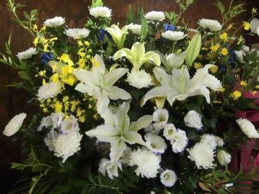 ご葬儀のスタンド花。お届け完了しました。《前橋市の花屋》｜「はなせん」　（群馬県前橋市の花キューピット加盟店 花屋）のブログ