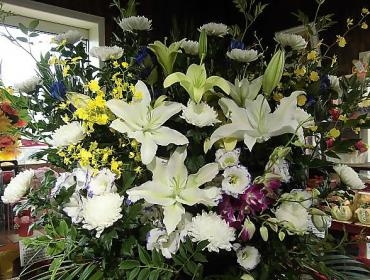 通夜、告別式のスランド花。お届け完了しました。《前橋市の花屋》｜「はなせん」　（群馬県前橋市の花キューピット加盟店 花屋）のブログ