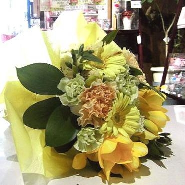 黄色いガーベラとフリージア、オレンジのカーネーションを使った誕生日の花束。前橋花屋はなせん｜「はなせん」　（群馬県前橋市の花キューピット加盟店 花屋）のブログ