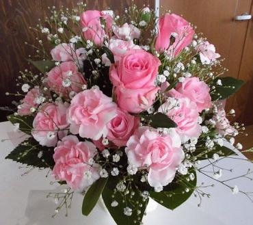 ピンクの花とカスミソウのアレンジメント。前橋花屋はなせん。｜「はなせん」　（群馬県前橋市の花キューピット加盟店 花屋）のブログ