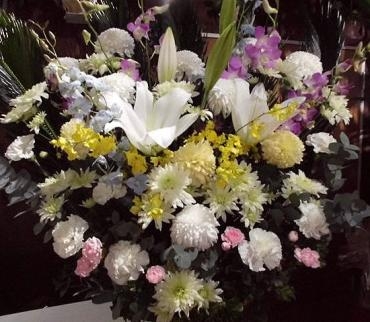 RES家族葬ホール前橋へ供花スタンドを配達。前橋花屋はなせん。｜「はなせん」　（群馬県前橋市の花キューピット加盟店 花屋）のブログ