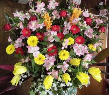 前橋テルサに公演祝いのスタンド花を配達。前橋花屋はなせん。｜「はなせん」　（群馬県前橋市の花キューピット加盟店 花屋）のブログ