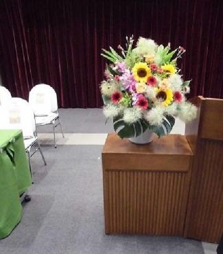 前橋市の花屋、はなせん。決起大会の演台の花を配達。｜「はなせん」　（群馬県前橋市の花キューピット加盟店 花屋）のブログ