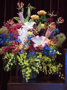 前橋市の花屋、はなせん。表彰式の演台の花を配達。｜「はなせん」　（群馬県前橋市の花キューピット加盟店 花屋）のブログ