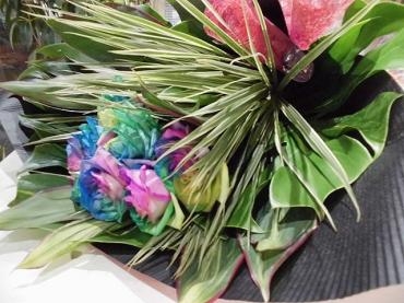 誕生日にレインボーローズの花束。｜「はなせん」　（群馬県前橋市の花キューピット加盟店 花屋）のブログ
