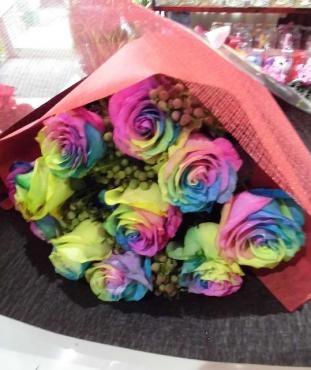 誕生日にレインボーローズの花束。｜「はなせん」　（群馬県前橋市の花キューピット加盟店 花屋）のブログ