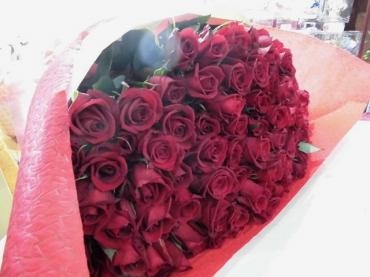 赤いバラ１０８本の花束でプロポーズ。｜「はなせん」　（群馬県前橋市の花キューピット加盟店 花屋）のブログ