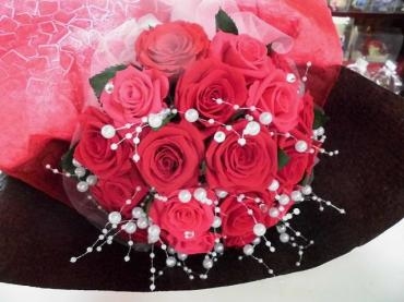 プロポーズの花は プリザーブドフラワーのバラの花束で 花屋ブログ 群馬県前橋市の花屋 はなせん にフラワーギフトはお任せください 当店は 安心と信頼の花キューピット加盟店です 花キューピットタウン