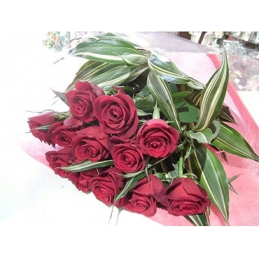 プロポーズに１２本の赤いバラの花束