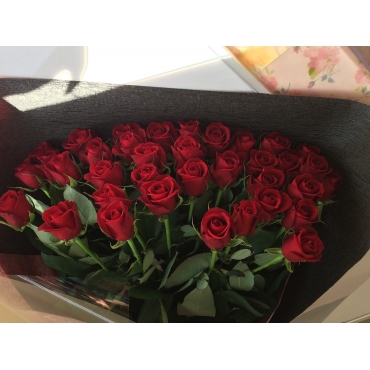 プロポーズに40本の赤いバラの花束
