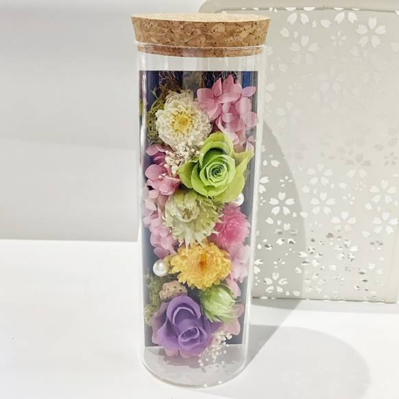 お供え、仏花のプリザーブドフラワー　ガラスボトル緑景
