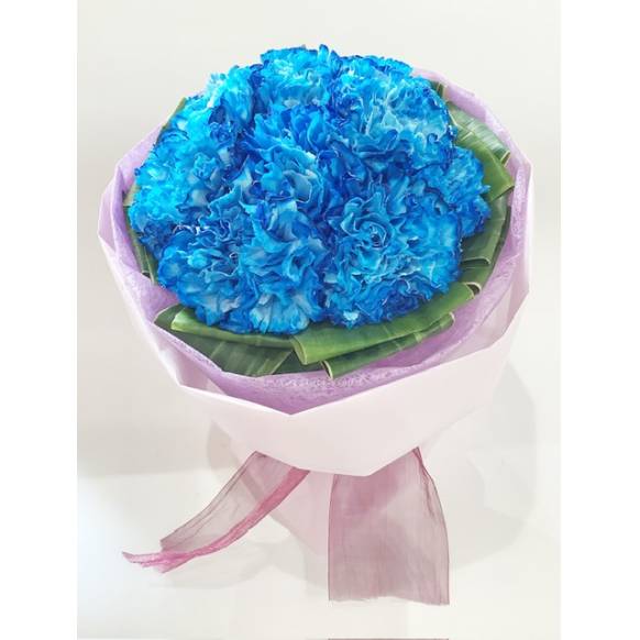青いカーネーション（染め）の花束
