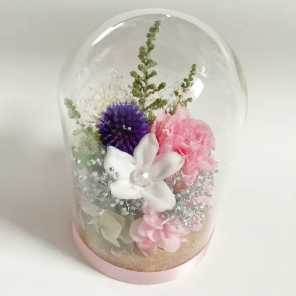 ガラスドームにピンクのカーネーションとジャスミンのプリザーブドフラワー