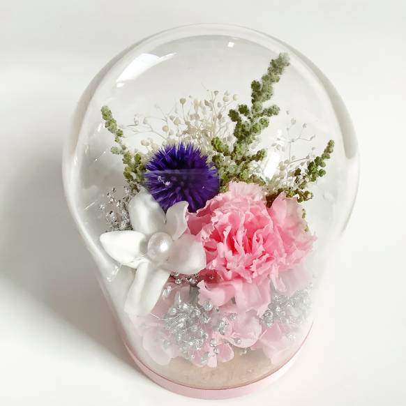 ガラスドームにピンクのカーネーションとジャスミンのプリザーブドフラワー