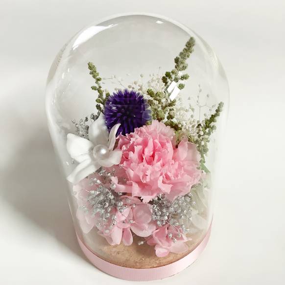 ガラスドームにピンクのカーネーションとジャスミンのプリザーブドフラワー