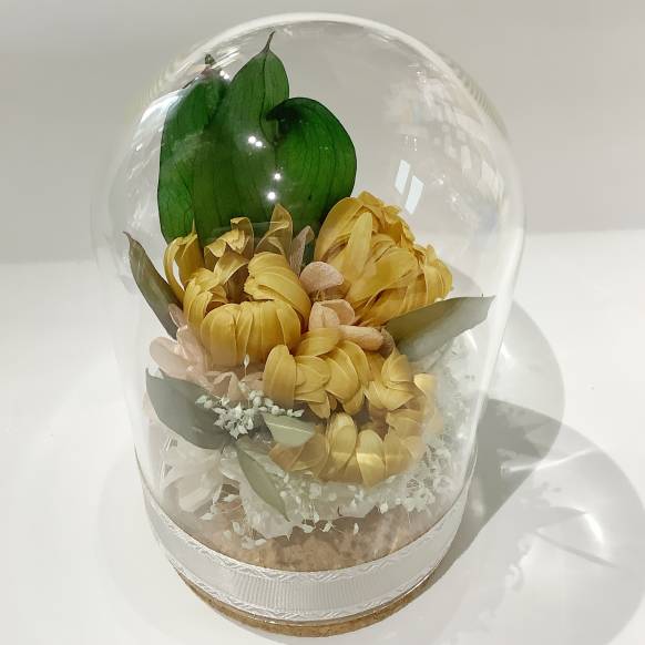 ガラスドームにガーベラのプリザーブドフラワーの仏花、お供え、仏壇用。　