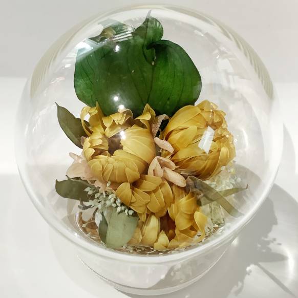 ガラスドームにガーベラのプリザーブドフラワーの仏花、お供え、仏壇用。　