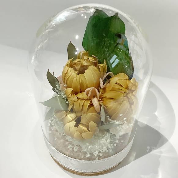 ガラスドームにガーベラのプリザーブドフラワーの仏花、お供え、仏壇用。　